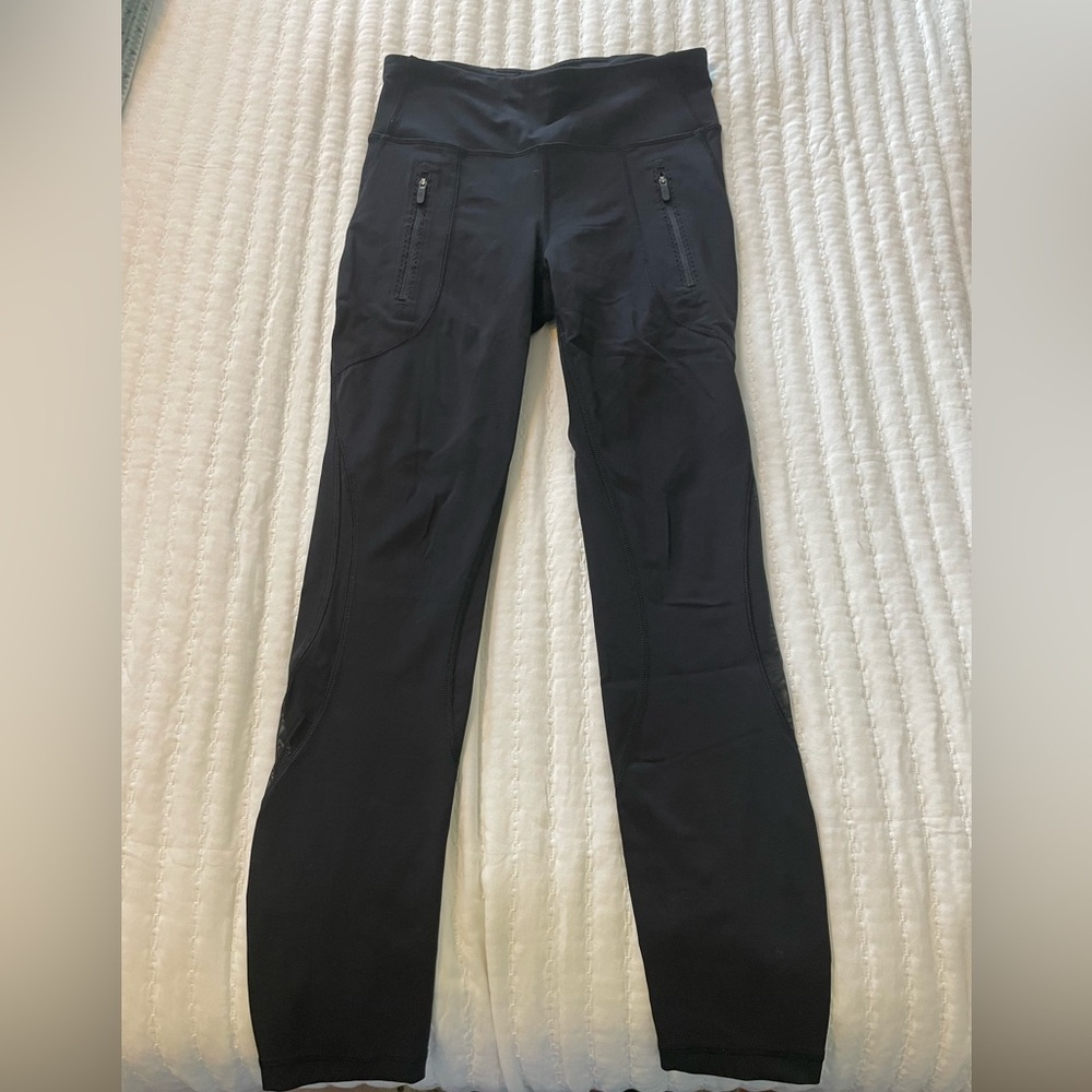 Lululemon athletic material leggings size 4 in black.